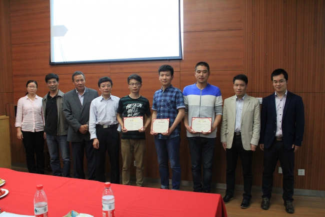 与会嘉宾与获奖团队合影留念 与会嘉宾与获奖团队合影留念