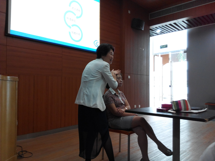 赵燕老师现场为我院老师做妆容指导 赵燕老师现场为我院老师做妆容指导