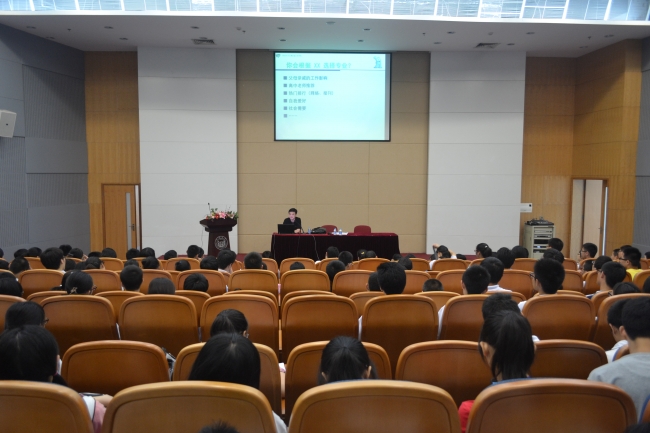 杜豫川教授做“走进现代交通”学术报告 杜豫川教授做“走进现代交通”学术报告